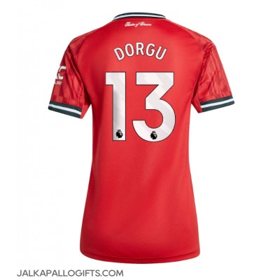 Manchester United Patrick Dorgu #13 Kotipaita Naiset 2025-26 Lyhythihainen Manchester United Patrick Dorgu #13 Kotipaita Naiset 2025-26 Lyhythihainen